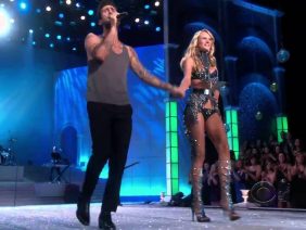 Maroon 5 Moves Like Jagger LIVE HD (Victorias Secret Fashion Show 2011-Anne Vyalitsyna&Adam Levine)